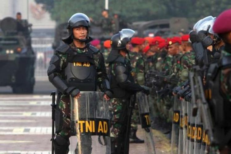 Anggota Kopassus mengikuti apel siaga menjelang pelantikan presiden dan wakil presiden terpilih, di Parkir Timur Senayan, Jakarta Pusat, Kamis (16/10/2014). Apel gabungan ini melibatkan 2.400 personel dari tiga angkatan di TNI dan Polri untuk pengamanan acara pelantikan 20 Oktober mendatang. 