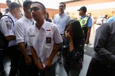 Keluarga Penumpang Lion Air Bergenggaman Tangan dan Menangis di Crisis Center