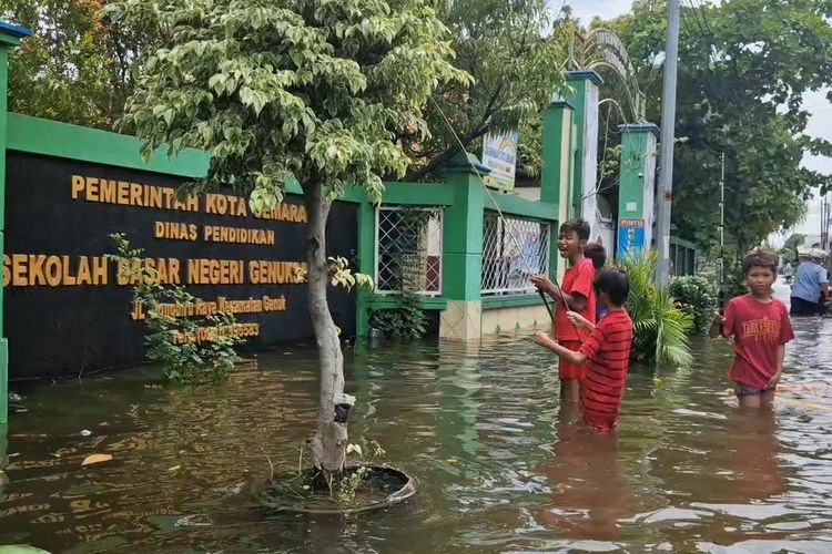 Anak-anak terdampak banjir di Genuksari, Kota Semarang bermain genangan banjir di sekitar rumah, Jumat (15/3/2024).