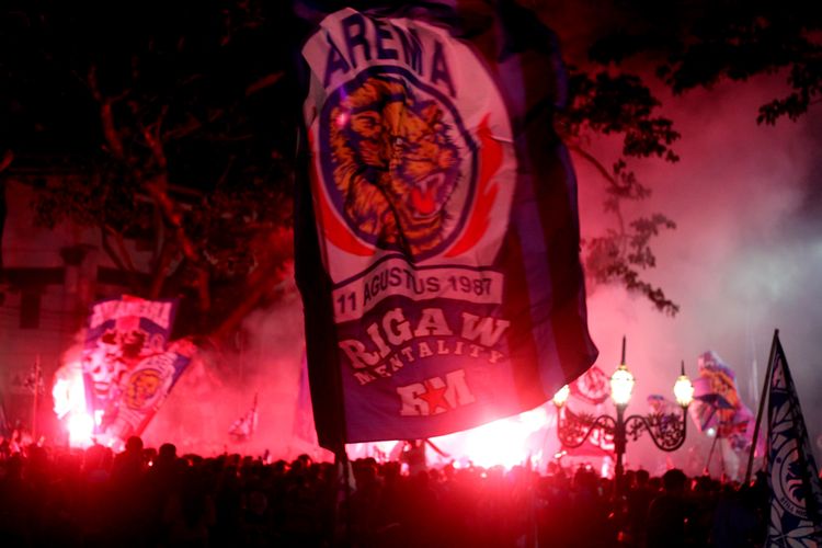 Suasana malam hari di Kota Malang berubah menjadi lautan biru ketika ribuan suporter turun ke jalan menyambut Hari Ulang Tahun (HUT) ke-39 di depan Balikota Malang, Jawa Timur, Senin (10/8/2026) malam.