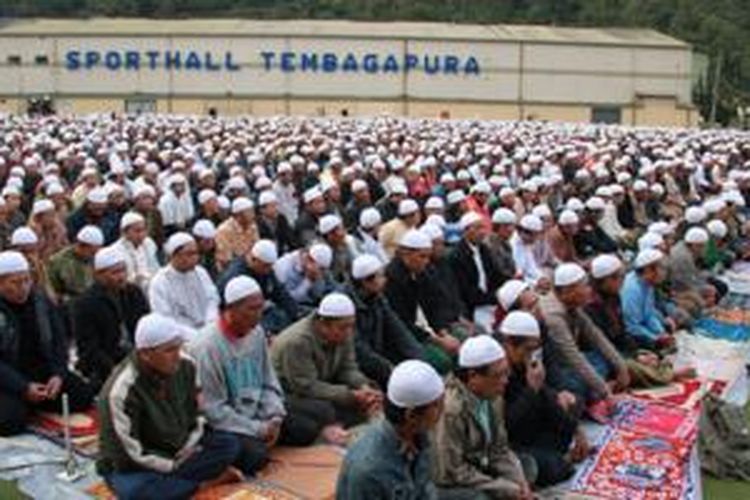 Merayakan Idul Fitri dalam Suasana Damai – Lebih dari 1.000 karyawan PT Freeport Indonesia bersama keluarga menjalankan ibadah shalat Idul Fitri di Lapangan Sport Hall PTFI, Tembagapura, Kabupaten Mimika, Papua, Jumat (17/7/2015) pagi