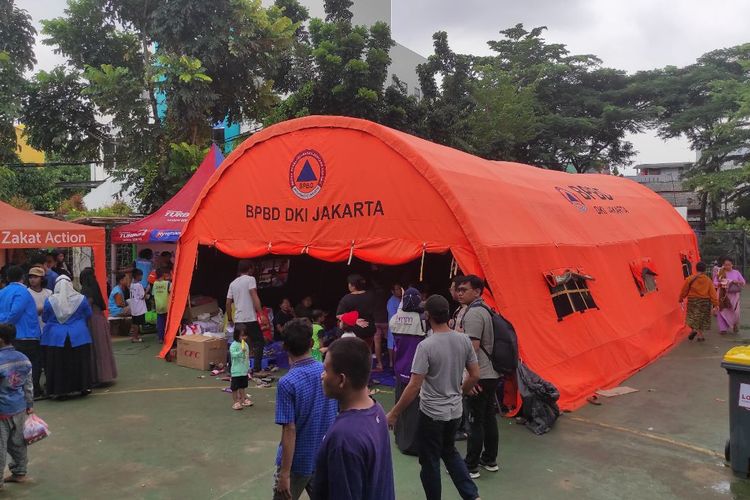 Salah satu tenda pengungsian di RPTRA Rawa Badak Selatan yang digunakan warga imbas kebakaran Depo Pertamina Plumpang, Koja, Jakarta Utara, Minggu (5/3/2023) 