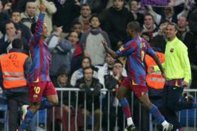 Dua pemain Barcelona, Ronaldinho (kiri) dan Samuel Eto' o (kanan), merayakan gol ke gawang Real Madrid pada laga di Santiago Bernabeu, Madrid, 19 November 2005.