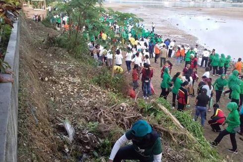 Iriana Joko Widodo Pimpin Aksi Bersih Pantai di Ambon