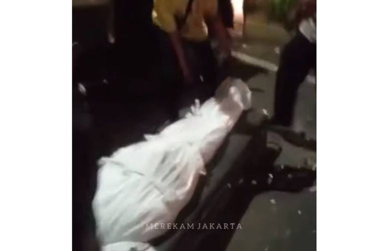 Tangkapan layar video yang menampilkan kecelakaan antara mobil ambulans dengan mobil boks hingga mengakibatkan jenazah di dalam peti terlempar keluar.