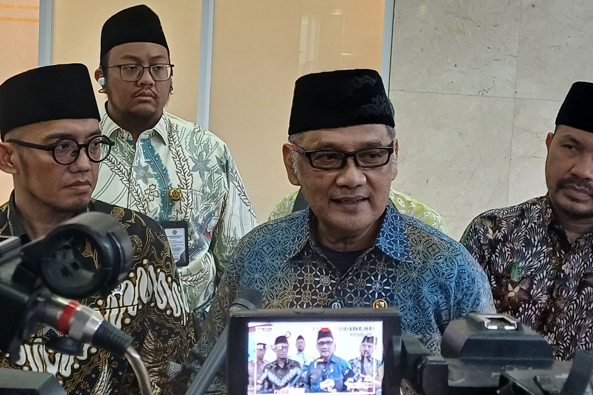 Menteri Haji, Mochamad Irfan Yusuf (kanan) dan Wakil Menteri Haji, Dahnil Anzar Simanjuntak (kiri) saat ditemui di Kompleks Parlemen, Senayan, Jakarta, Selasa (30/9/2025).