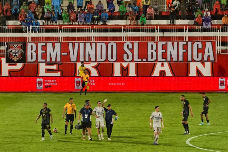 Spanduk di tribune penonton Stadion Gelora Kie Raha yang menyambut perwakilan raksasa Portugal, SL Benfica, pada laga Super League Malut United vs Persita Tangerang di Stadion Gelora Kie Raha, Sabtu (16/5/2026).