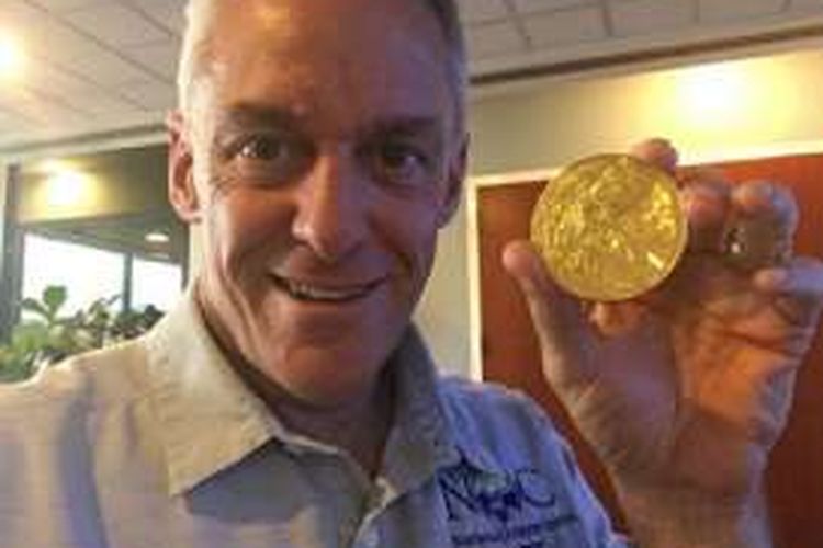 Juara kano, Joe Jacobi, peraih medali emas pada Olimpiade 1992 yang hilang 24 tahun lalu telah ditemukan oleh seorang gadis cilik di Atlanta, Georgia.