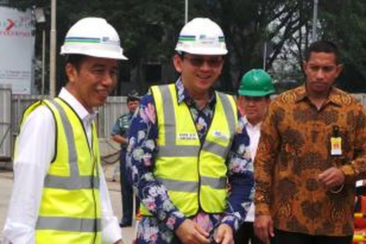Presiden Joko Widodo dan Gubernur DKI Jakarta Basuki Tjahaja Purnama meninjau pengerjaan proyek Mass Rapid Transit (MRT) di Patung Pemuda Senayan, Jakarta, Kamis (8/10/2015).