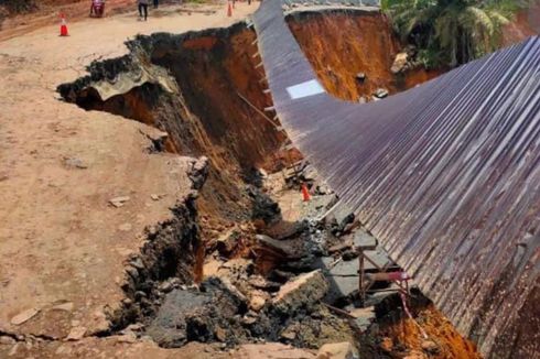 Jalan Nasional di Tanah Bumbu Kalsel Kembali Longsor, Hanya Roda Dua yang Bisa Melintas