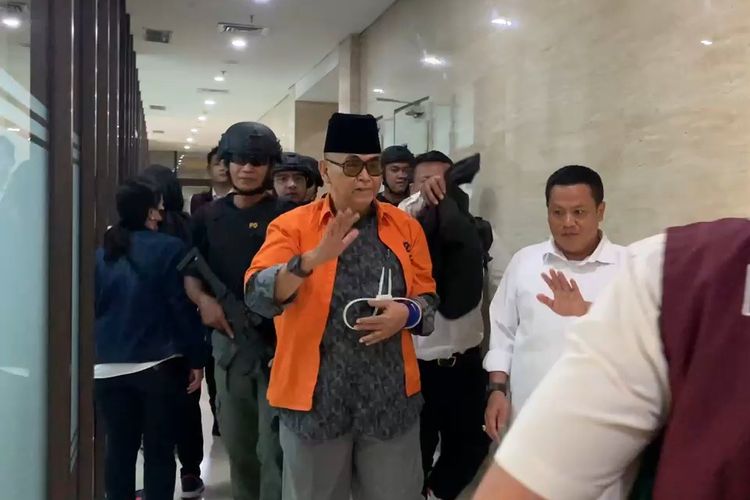 Pemimpin Ponpes Al Zaytun Panji Gumilang yang kini berstatus tersangka kasus dugaan penistaan agama, Panji Gumilang, mengenakan baju tahanan di Lobi Bareskrim, Mabes Polri, Senin (30/10/2023).