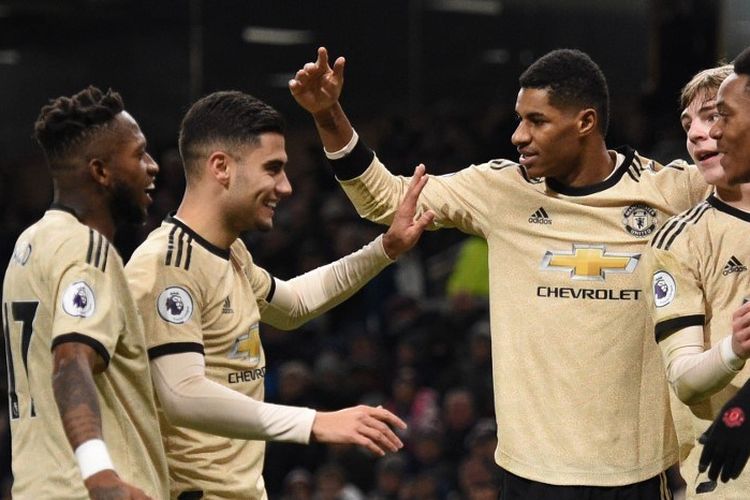 Fred, Andreas Pereira, Marcus Rashford, Anthony Martial saat merayakan gol Manchester United ke gawang Burnley pada pertandingan Liga Inggris yang digelar di Stadion Turf Moor, 28 Desember 2019.