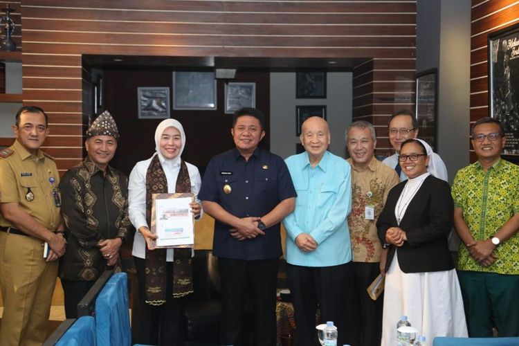 Gubernur Sumatera Selatan (Sumsel) Herman Deru saat menerima audiensi Penasehat Governing Board Charitas Group Hardi Darmawan bersama rombongan di Hotel Aryaduta Palembang, Selasa (23/5/2023).