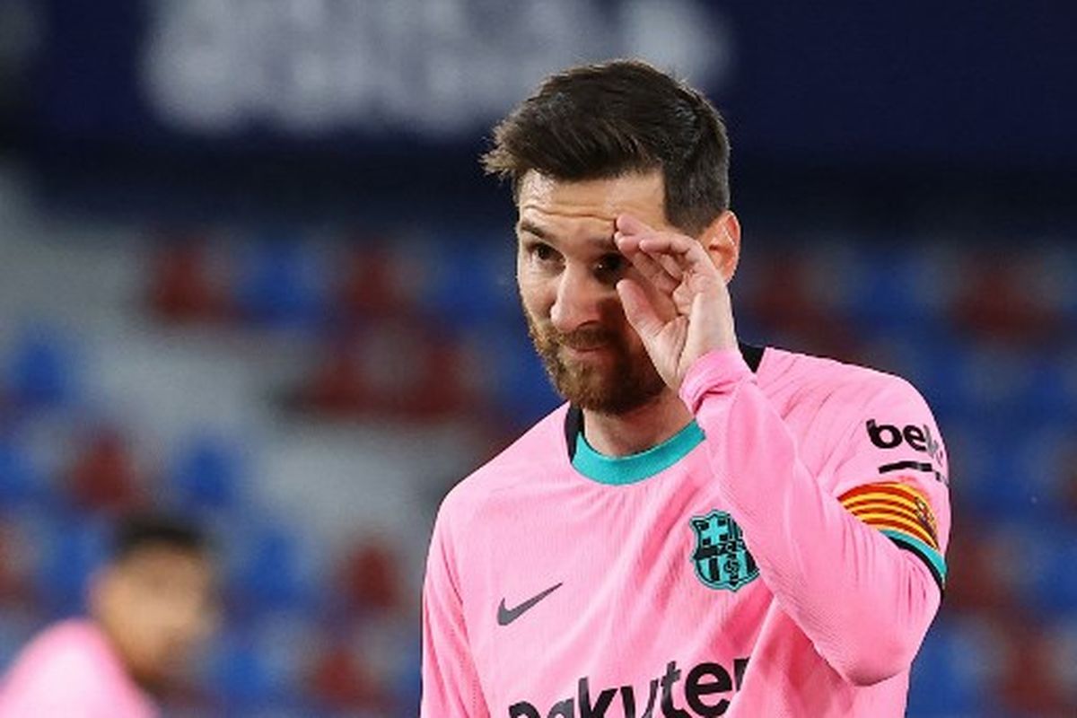 Eksrpesi Lionel Messi pada laga pekan ke-36 Liga Spanyol yang mempertemukan Levante vs Barcelona di Stadion Ciutat de Valencia, Rabu (12/5/2021) dini hari WIB.
