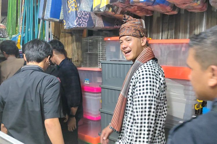 Calon presiden nomor urut 3 Ganjar Pranowo saat blusukan di Pasar Kranggan, Kota Bekasi, Jawa Barat, Sabtu (16/12/2023) siang.