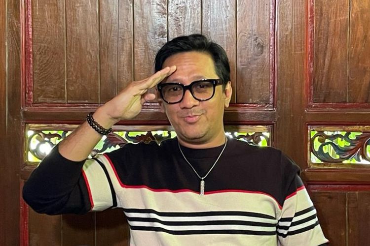 Komedian sekaligus eks personel band Stinky, Andre Taulany menanggapi somasi Ndhank Surahman soal larangan untuk membawakan lagu Mungkinkah dalam konferensi pers di daerah Ciputat, Tangerang Selatan, Selasa (9/1/2024).