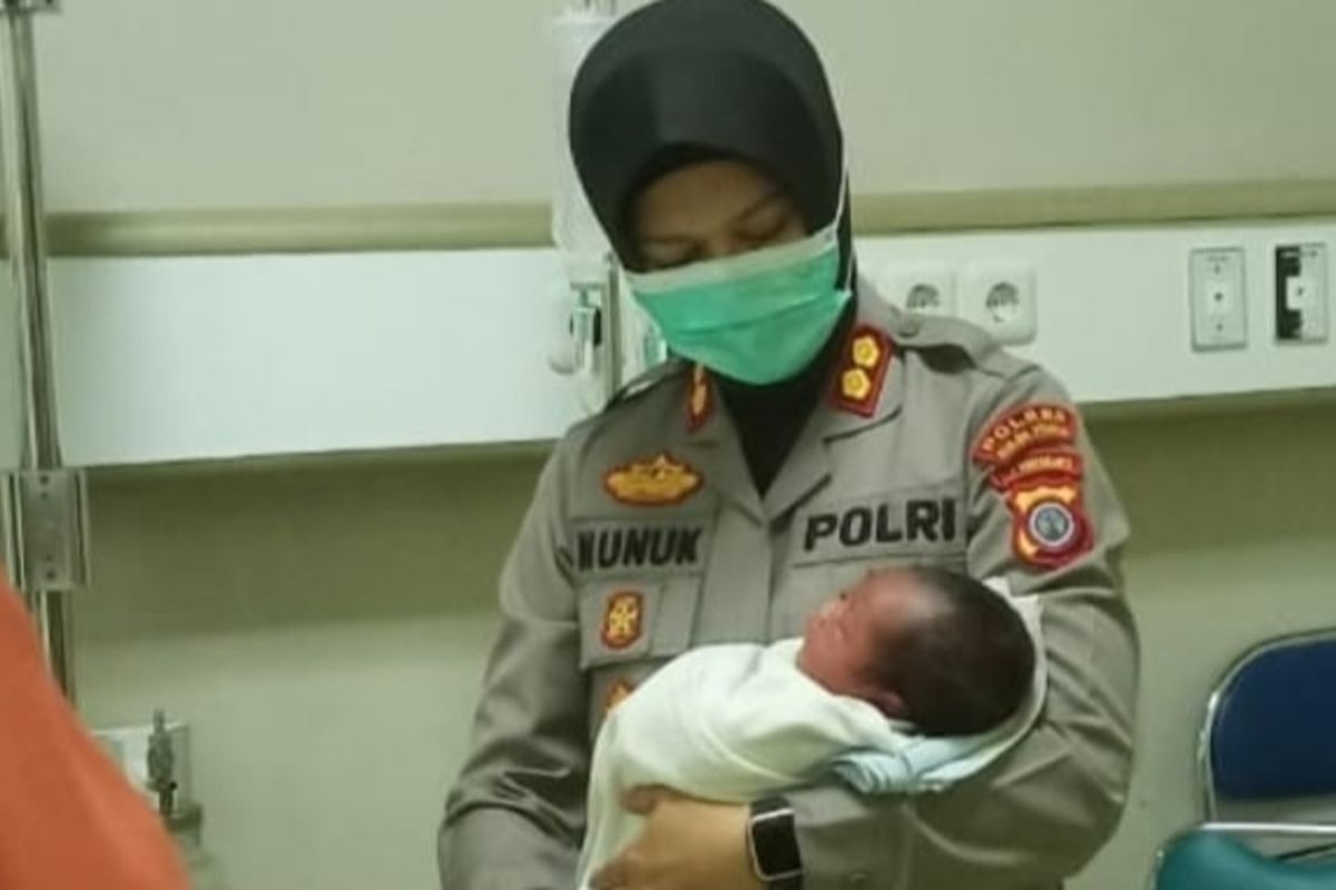 Kepala Kepolisian Resor Kulon Progo, AKBP Nunuk Setiyowati mengunjungi bayi di ruang NICU RSUD Wates, Kabupaten Kulon Progo, Daerah Istimewa Yogyakarta. Bayi itu selamat meski dibuang orang ke kebun warga di Pedukuhan Beku, Kalurahan Banjarharjo, Kapanewon Kalibawang, Kabupaten Kulon Progo, Daerah Istimewa Yogyakarta.