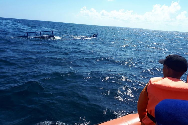 Kapal muat kayu tenggelam di perairan laut Wakatobi, dua awak kapal hilang dan satu orang berhasil dievakuasi. 