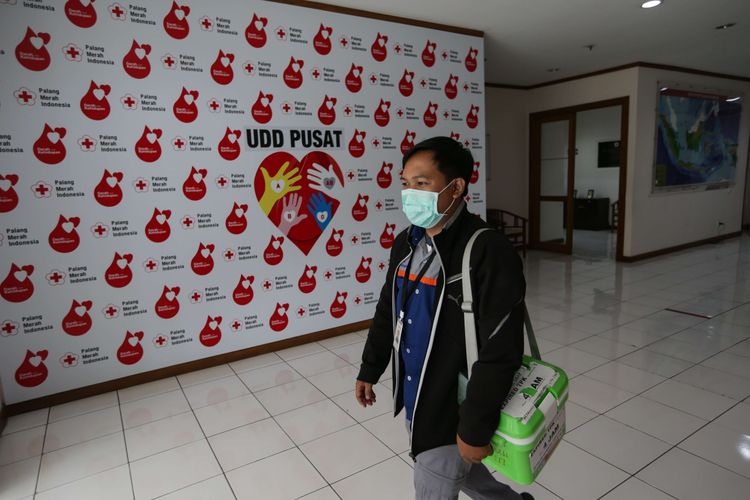 Petugas mengambil stok plasma konvalesen di Unit Donor Darah Pusat PMI, Jakarta Selatan, Rabu (14/7/2021). Stok plasma konvalesen sangat minim disebabkan minimnya jumlah penyitas Covid-19 yang mendonorkan plasma.