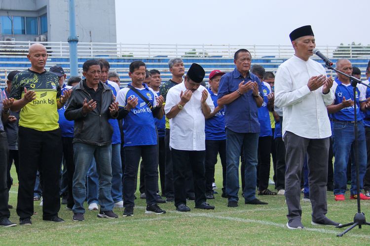 Para legenda Persib dan petinggi PT Persib Bandung Bermartabat (PBB) mengirimkan doa pada Jumat (7/10/2022) di Stadion Persib, untuk para korban dalam trgadi Kanjuruhan 1 Oktober 2022 lalu.