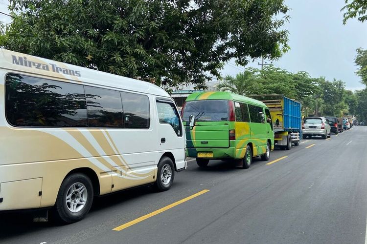 Kemacetan kendaraan di Jalan Raya Galis, Kabupaten Bangkalan, Jawa Timur pada Rabu (27/4/2022) akibat pengerjaan jembatan di depan kantor Polsek Galis.