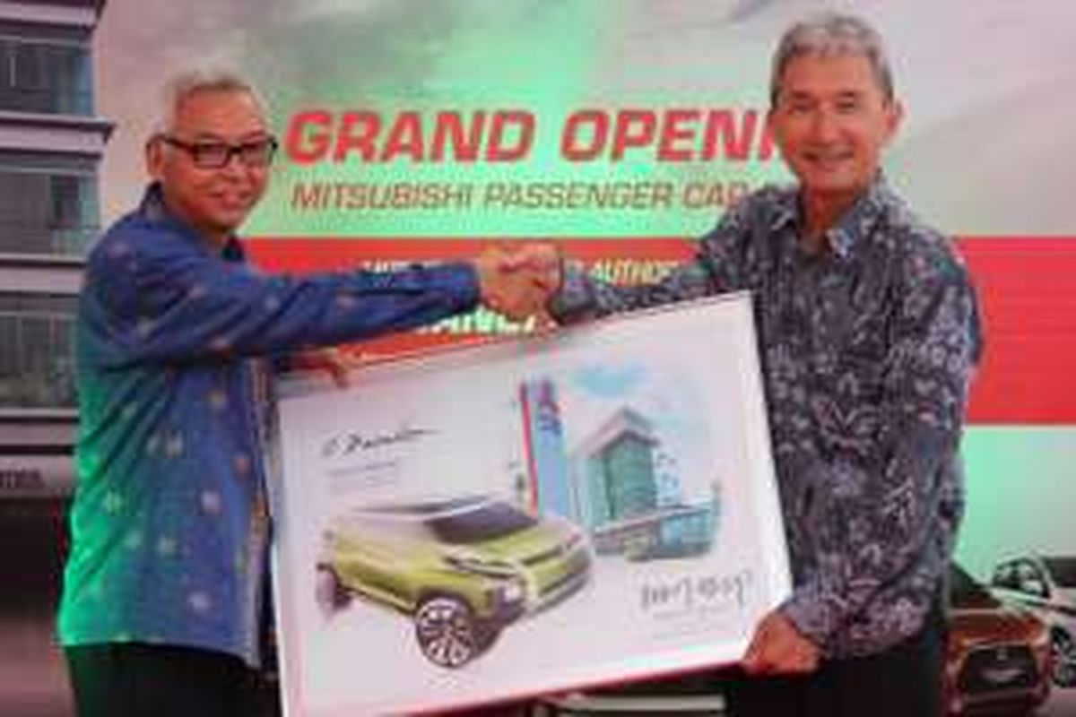 Peresmian diler Mitsubishi khusus kendaraan penumpang di wilayah Kelapa Gading, Jakarta Utara, Senin (9/5/2016).