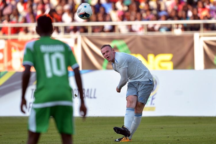 Striker Everton, Wayne Rooney (kanan), melepaskan tembakan dalam pertandingan persahabatan melawan Gor Mahia di Dar-es-Salaam, Kamis (13/7/2017).
