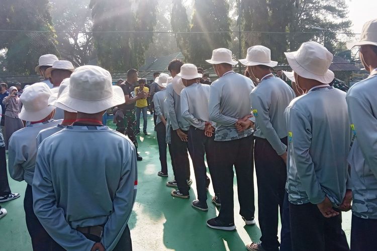 Siswa peserta pendidikan penguatan di Kabupaten Cianjur, Jawa Barat, yang akan mengikuti pelatihan selama dua pekan di markas Yonif Raider 300 Cianjur.