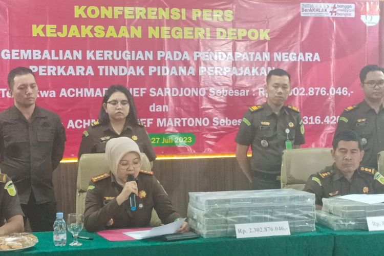 Kepala Kejari Kota Depok Mia Banulita saat konferensi pers di Kantor Kejari Kota Depok, Jawa Barat, Kamis (27/7/2023).