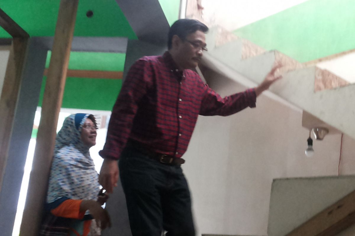 Calon wakil gubernur DKI Jakarta nomor pemilihan tiga Djarot Saiful Hidayat saat mengunjungi permukiamn warga di Kampung Pulo, Jatinegara, Jakarta Timur, Rabu (29/3/2017).