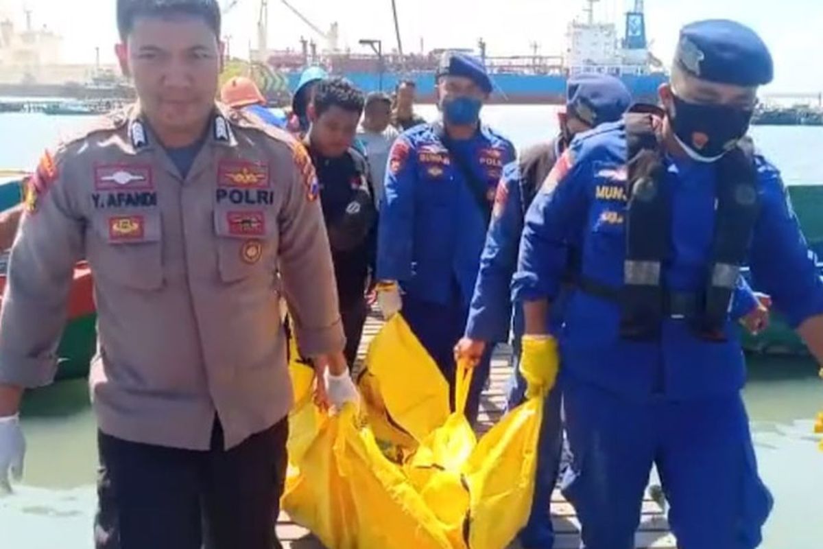Pihak kepolisian saat melakukan evakuasi mayat pria yang ditemukan mengapung di tepian laut Kelurahan Lumpur, Kecamatan/Kabupaten Gresik, Jawa Timur. *** Local Caption *** Pihak kepolisian saat melakukan evakuasi mayat pria yang ditemukan mengapung di tepian laut Kelurahan Lumpur, Kecamatan/Kabupaten Gresik, Jawa Timur.