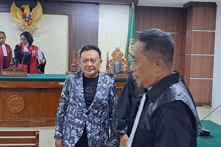 Caleg DPR RI Dapil 1 Sulsel dari Partai Demokrat Syarifuddin Daeng Punna alias Sadap usai menjalani sidang vonis di PN Makassar, Sulsel, Rabu (3/4/2024)
