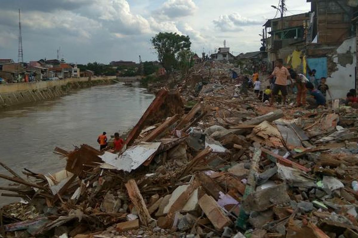 Permukiman Bukit Duri di pinggir Sungai Ciliwung yang sudah dibongkar dan rata dengan tanah, Rabu sore (28/9/2016).