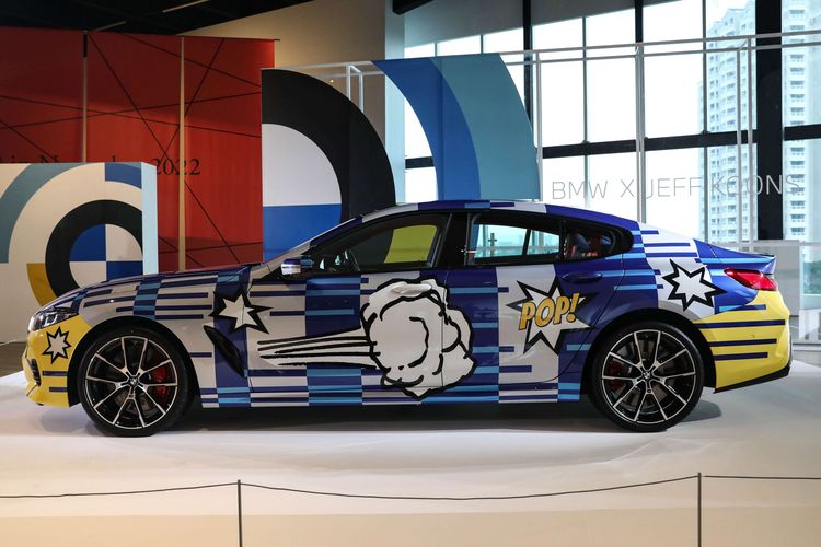 BMW M850ixDrive Gran Coupe edisi spesial THE 8 X JEFF KOONS diperkenalkan di Jakarta, Selasa (25/10/2022). BMW menggandeng Jeff Koons untuk membuat 99 unit Seri 8 Gran Coupe jadi lebih keren, yang disebut sebagai proyek THE 8 X JEFF KOONS. Pertama kali mobil hasil kolaborasi ini dipamerkan di Amerika dan salah satu unitnya kini dipajang di Indonesia.