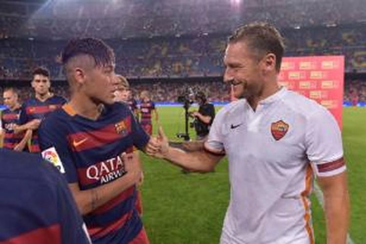 Neymar dan Francesco Totti saat Trofeo Joan Gamper, 5 Agustus 2015. 