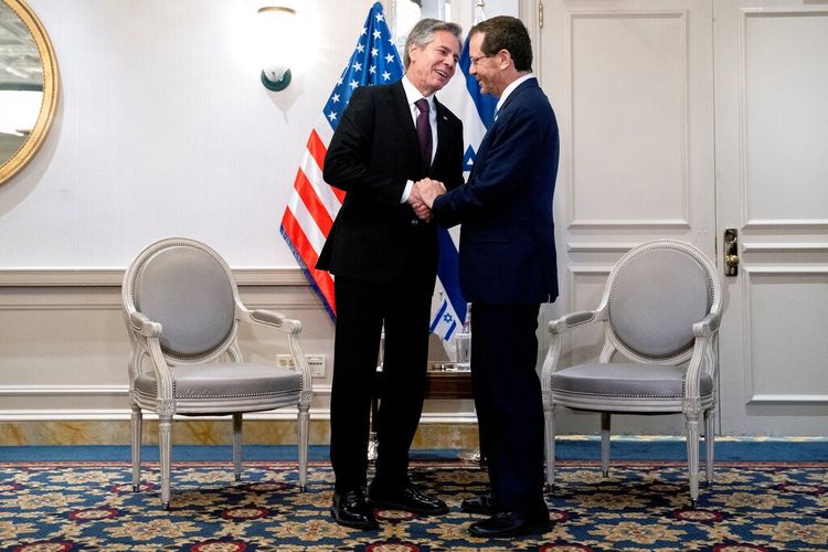 Menteri Luar Negeri Antony Blinken, kiri, bertemu dengan Presiden Israel Isaac Herzog, Selasa, 25 Oktober 2022, di Departemen Luar Negeri di Washington.