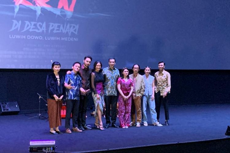 Produser, sutradara dan cast film KKN saat ditemui di acara konferensi pers KKN di Desa Penari: Luwih Dowo, Luwih Medeni (Versi Extended) di kawasan Thamrin, Jakarta Pusat, Senin (10/10/2022).  