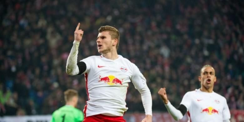 Pemain RB Leipzig, Timo Werner, merayakan gol ke gawang Schalke pada lanjutan Bundesliga, Sabtu (3/12/2016). 