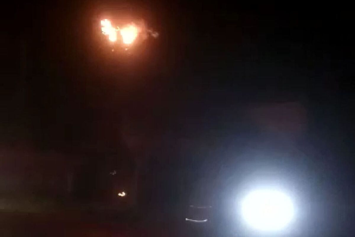 Tangkapan layar layangan terbakar akibat tersulut percikan api dari kabel listrik di Jalan Raya Penataran, Desa Penataran, Kecamatan Nglegok, Kabupaten Blitar, Selasa (11/7/2023) malam.