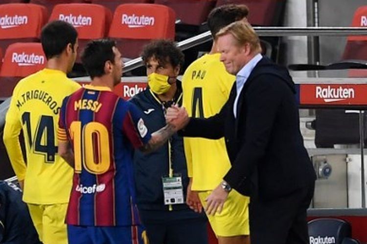 Lionel Messi menyalami Ronald Koeman seusai laga Barcelona vs Villarreal pada lanjutan Liga Spanyol 2020-2021 yang digelar di Stadion Camp Nou, 27 September 2020.