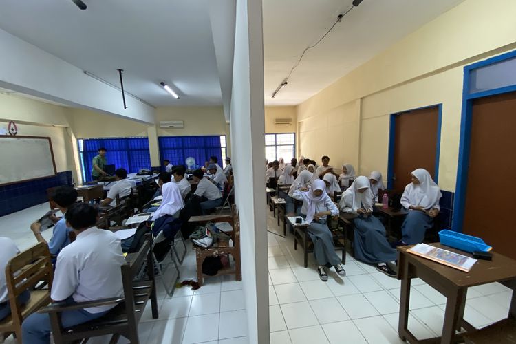 Satu ruangan disekat untuk pembelajaran siswa SMK Prapanca 2