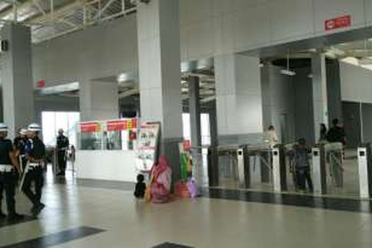 Gate dan layanan pelanggan yang terletak di lantai dua Stasiun Parung Panjang, Bogor, Jawa Barat.