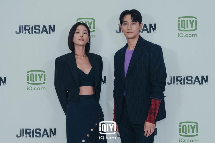 Aktris Jun Ji Hyun dan aktor Ju Ji Hoon saat konferensi pers drama Jirisan yang akan tayang di iQiyi pada 23 Oktober 2021