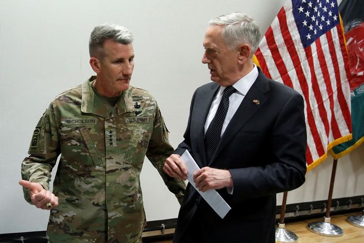 Komandan pasukan AS di Afganistan Jenderal John Nicholson berbincang dengan Menhan James Mattis di Kabul.
