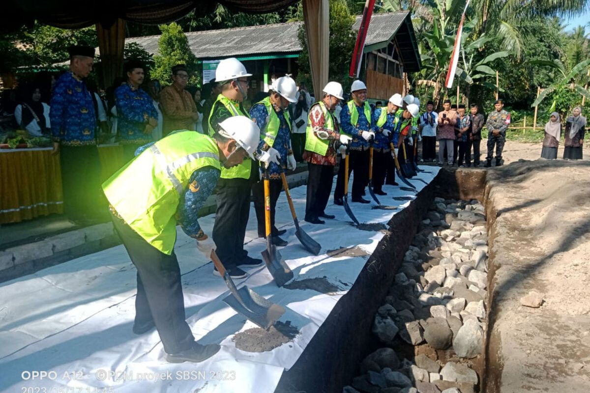 Prosesi peletakan batu pertama pembangunan gedung sekolah Madrasah Ibtidaiyah Negeri 10 Kabupaten Blitar yang dibangun di atas tanah hibah warga, Rabu (17/5/2023)