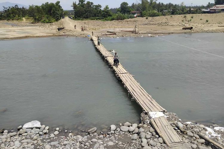 Jembatan Bailey Tak Lagi Bisa Dipakai, Warga Aceh Utara Gotong Royong Bangun Jembatan Apung Rp 50 Juta