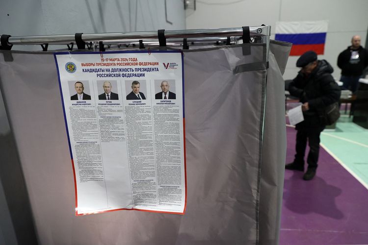 Poster keempat calon presiden Rusia saat pemilihan presiden atau pilpres Rusia 2024 di Yekaterinburg, Minggu (17/3/2024).