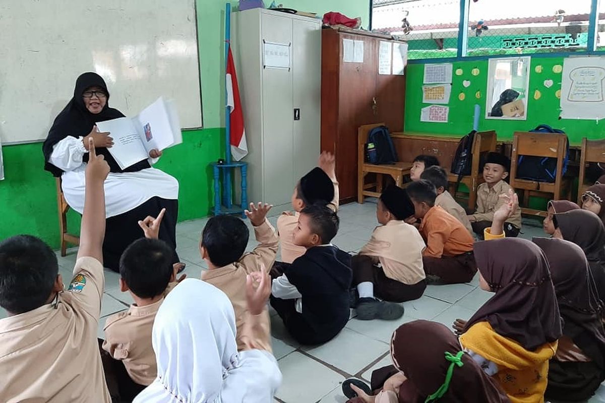 Diana Indrawati guru kelas III SDN 174/V Intan Jaya, Muara Papalik, Tanjab Barat. Sekolahnya berada di pedesaan transmigrasi yang penduduknya mengandalkan hasil perkebunan.