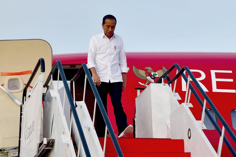 Presiden Joko Widodo melakukan kunjungan kerja ke Provinsi Kalimantan Timur, Senin (3/6/2024). Kepala Negara tiba di Bandara Internasional Sultan Aji Muhammad Sulaiman Sepinggan, Kota Balikpapan sekitar pukul 17.45 WITA. 
