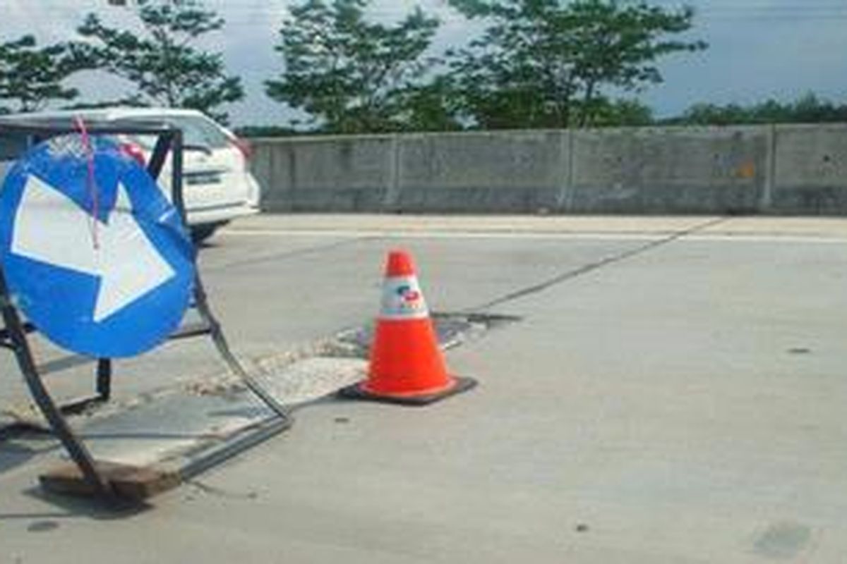 Pejagan yang dikelola oleh PT Bakrie Toll Road, Rabu (12/12/2012), di Cirebon, Jawa Barat. Jalan tol swasta yang menghubungkan Jawa Barat dengan Jawa Tengah.
